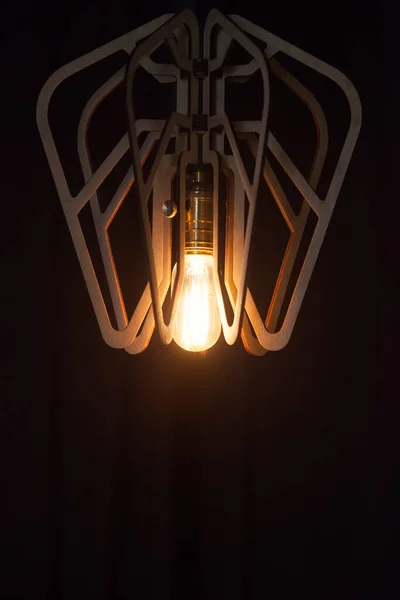 Decoratieve antieke Edison stijl gloeilamp tegen een bruine muur achtergrond — Stockfoto