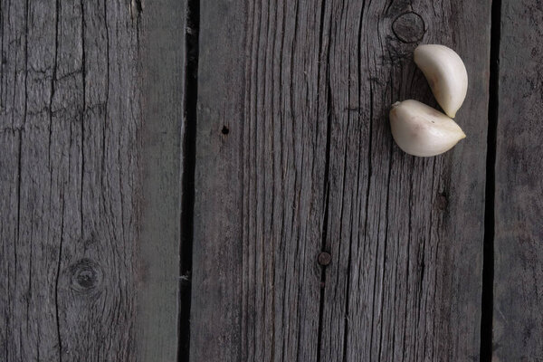 Чеснок на фоне старого деревянного стола
