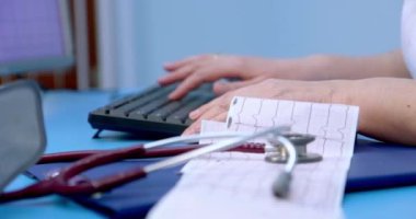 Steteskop kullanan nazik bir bayan çocuk doktoru hastanedeki tıbbi muayene sırasında küçük şirin bir hastanın solunum seslerini dinliyor. Yakın çekim.