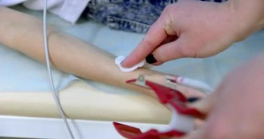 Doktor mide ultrasonografisi yapıyor.