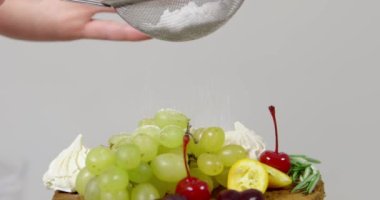 Mutfak tarifleri. Kekin üzerinde yeşil üzümler
