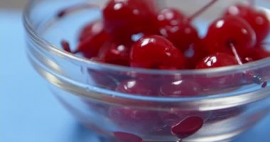 Vişneli tart yapma. Kısa hamur şeritler halinde kesin.