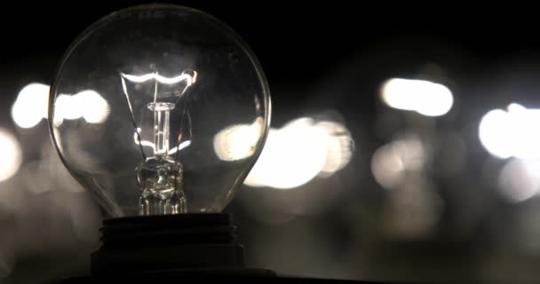 Lampada Incandescenza Con Filamento Tungsteno Oscilla Sul Filo Luce Lampeggia — Video Stock