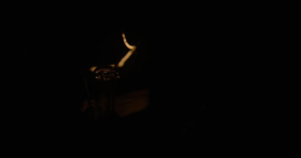 Lampa Żarowa Żarnikiem Wolframowym Chwieje Się Drucie Światło Miga Światło — Wideo stockowe