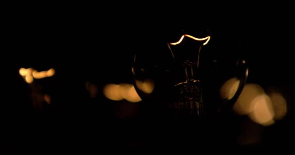 Den Glödlampa Med Volfram Glödtråd Vinglar Tråden Ljuset Blinkar Ljus — Stockvideo