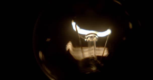 Die Glühlampe Mit Einem Wolframfaden Wackelt Auf Dem Draht Blinkt — Stockvideo