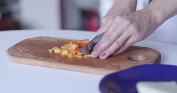 Cortar Pimienta Verde Preparativos Para Cena Restaurante Elegante — Vídeos de Stock