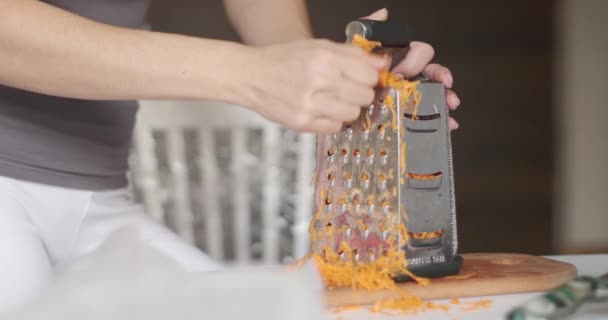 조각을 조각으로 자르는 마무리하는 것입니다 판위에서 조각을 수있는 여성의 클로즈업 — 비디오