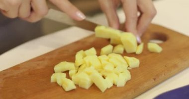 Doğrama kurulu üstünde bıçak kesim elma kadınla