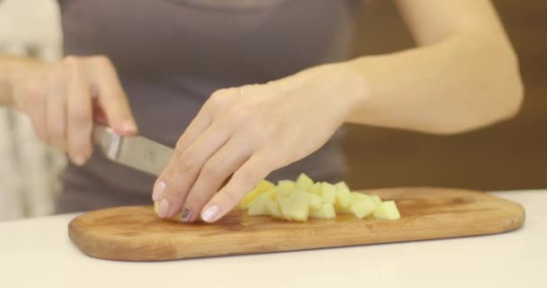 Mujer Con Cuchillo Cortando Manzana Tabla Cortar — Vídeos de Stock