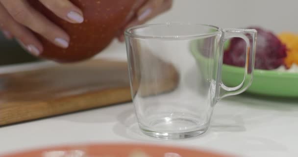 主婦は淹れたてのトマトジュースをグラスカップに注ぐ 冬の料理と缶詰 — ストック動画