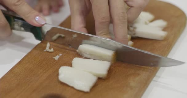 Primer Plano Cortar Trozo Tocino Trozos Más Pequeños Primer Plano — Vídeos de Stock