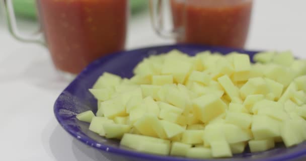 Mujer Con Cuchillo Cortando Manzana Tabla Cortar — Vídeo de stock