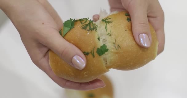 女は手を破る熱い新鮮なパン — ストック動画