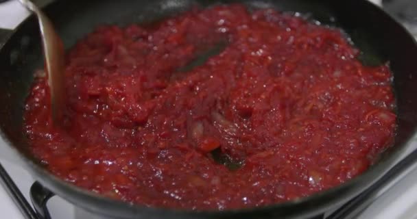 自家製の食欲をそそる おいしいボルシチと鍋 赤ビーツ野菜スープ 鍋で沸騰します ウクライナとロシアの伝統的な赤いビーツのスープ ボルシチやボルシチ — ストック動画