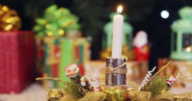Noel feneri lambası, kutular hediyeler, yeni yıl arkaplanı.