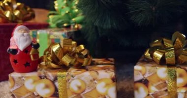 Noel feneri lambası, kutular hediyeler, yeni yıl arkaplanı.