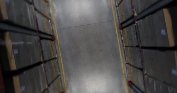 Cargador Carretillas Elevadoras Trabajo Dentro Enorme Almacén Industrial Disparo Aéreo — Vídeos de Stock