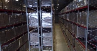 Büyük bir endüstriyel depoda forklift yükleyicisi olarak çalışıyor. Hava saldırısı..
