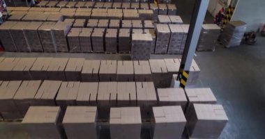 Büyük bir endüstriyel depoda forklift yükleyicisi olarak çalışıyor. Hava saldırısı..