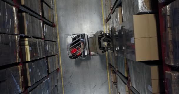 Büyük Bir Endüstriyel Depoda Forklift Yükleyicisi Olarak Çalışıyor Hava Saldırısı — Stok video