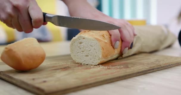 Mãos Mulher Close Cortando Pedaço Pão Branco Tábua Madeira Fundo — Vídeo de Stock