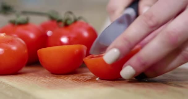 Mujer Corta Tomates Rojos Sobre Fondo Madera — Vídeo de stock