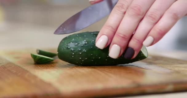 木製のまな板に新鮮なキュウリを切断する女性のクローズアップは 野菜です トマト ピーマン キャベツ レタス スローモーション — ストック動画