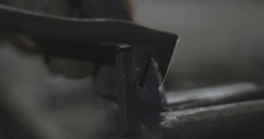Kaynakçı taşlama yakın çekim modern ekipman kullanarak çelik ve demir pürüzsüzler. Endüstriyel üretim, çilingir sanayi konsepti. Taşlama tekerleğinden kıvılcımlar.