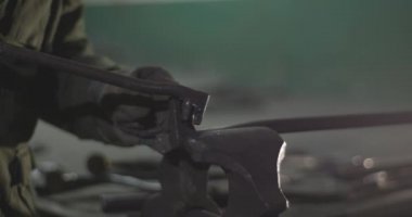 Kaynakçı taşlama yakın çekim modern ekipman kullanarak çelik ve demir pürüzsüzler. Endüstriyel üretim, çilingir sanayi konsepti. Taşlama tekerleğinden kıvılcımlar.