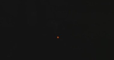 Kaynakçı taşlama yakın çekim modern ekipman kullanarak çelik ve demir pürüzsüzler. Endüstriyel üretim, çilingir sanayi konsepti. Taşlama tekerleğinden kıvılcımlar.