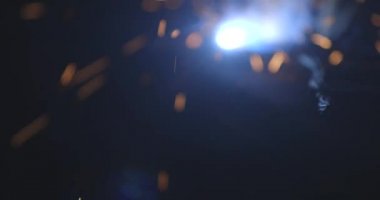 Kaynakçı taşlama yakın çekim modern ekipman kullanarak çelik ve demir pürüzsüzler. Endüstriyel üretim, çilingir sanayi konsepti. Taşlama tekerleğinden kıvılcımlar.