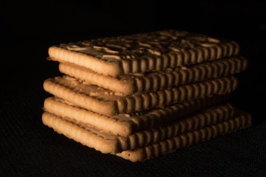 Siyah arka planda izole edilmiş Noel kurabiyeleri.