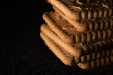 Siyah arka planda izole edilmiş Noel kurabiyeleri.