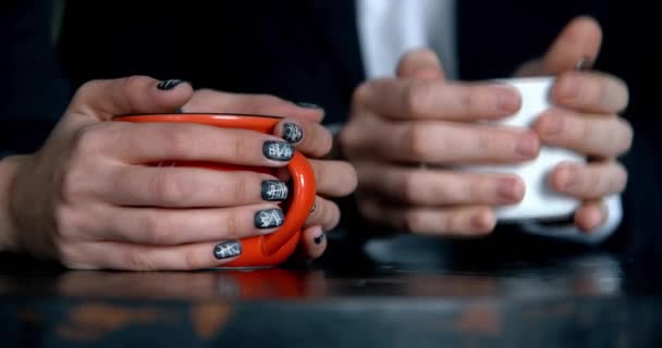 Schönes Paar Hält Tasse Kaffee Den Händen Auf Hölzernem Hintergrund — Stockvideo