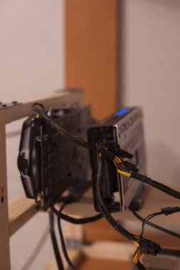 Elektronik para elde etmek için bir çiftliğe bağlı video kartları. Yakın plan. Odaklanamıyorum. Bulanık