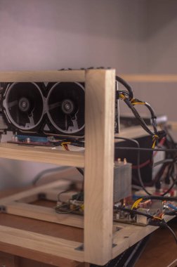 Elektronik para elde etmek için bir çiftliğe bağlı video kartları. Yakın plan. Odaklanamıyorum. Bulanık