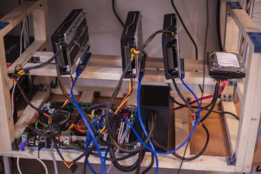 Elektronik para elde etmek için bir çiftliğe bağlı video kartları. Yakın plan. Odaklanamıyorum. Bulanık