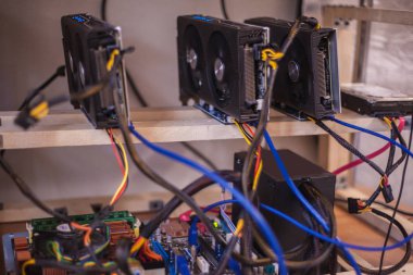 Elektronik para elde etmek için bir çiftliğe bağlı video kartları. Yakın plan. Odaklanamıyorum. Bulanık