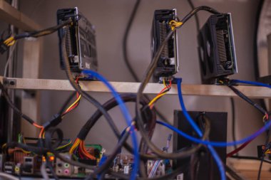 Elektronik para elde etmek için bir çiftliğe bağlı video kartları. Yakın plan. Odaklanamıyorum. Bulanık