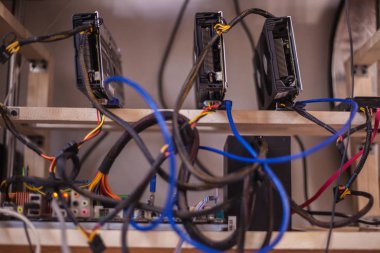 Elektronik para elde etmek için bir çiftliğe bağlı video kartları. Yakın plan. Odaklanamıyorum. Bulanık