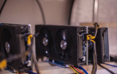 Elektronik para elde etmek için bir çiftliğe bağlı video kartları. Yakın plan. Odaklanamıyorum. Bulanık