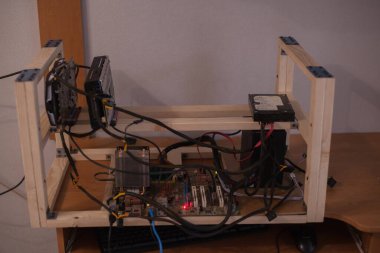 Elektronik para elde etmek için bir çiftliğe bağlı video kartları. Yakın plan. Odaklanamıyorum. Bulanık