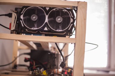 Elektronik para elde etmek için bir çiftliğe bağlı video kartları. Yakın plan. Odaklanamıyorum. Bulanık