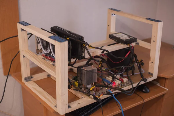 Elektronik para elde etmek için bir çiftliğe bağlı video kartları. Yakın plan. Odaklanamıyorum. Bulanık