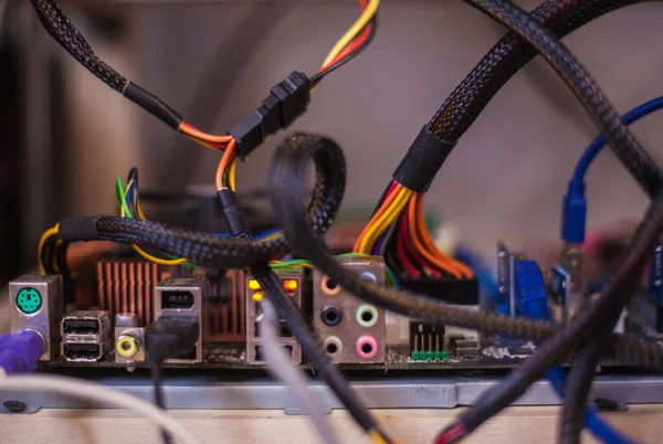 Elektronik para elde etmek için bir çiftliğe bağlı video kartları. Yakın plan. Odaklanamıyorum. Bulanık