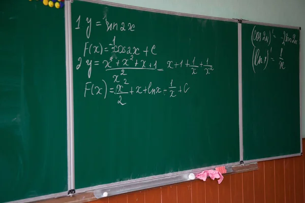 Primer plano de las fórmulas matemáticas en una pizarra —  Fotos de Stock