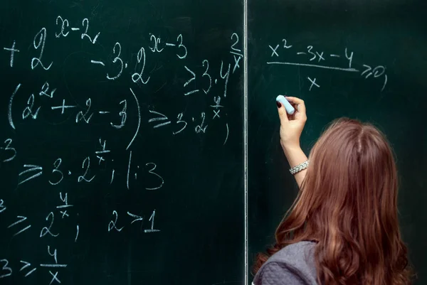 Primer plano de las fórmulas matemáticas en una pizarra — Foto de Stock