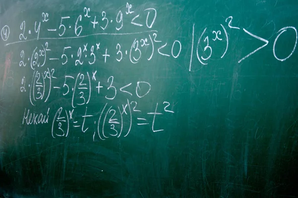 Närbild av matematiska formler på en svart tavla Stockbild