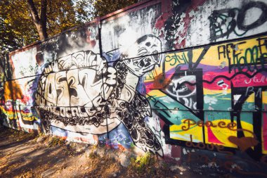 Poltava, Ukrayna - 7 Ekim 2015 'te Poltava' daki Şehir Duvarı 'nın bir bölümü. Bu duvar halka açık grafitilere açık.